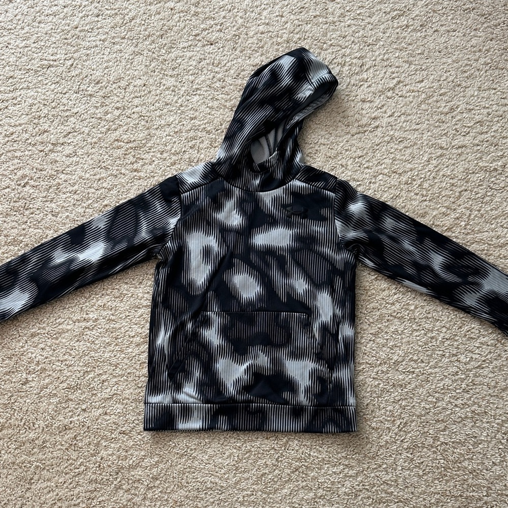 Boys under Armour dry fit sweatshirt size medium. Perfect condition.